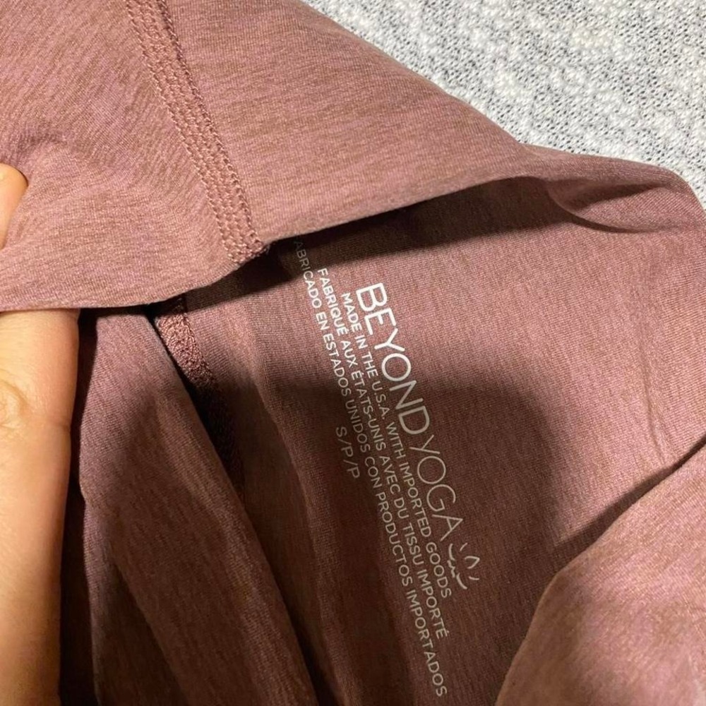 Beyond Yoga Spacedy Legging in a dusty pink flared & pockets women S. SKU-A263 - Picture 5 of 7